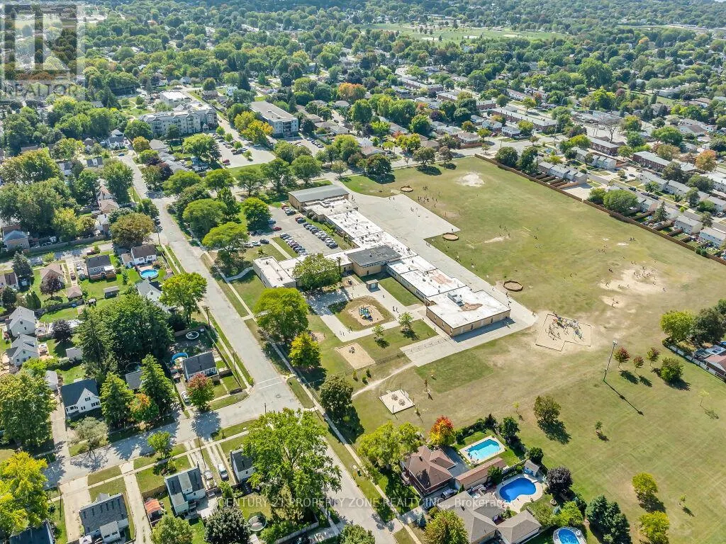 1002 EASTLAWN AVENUE