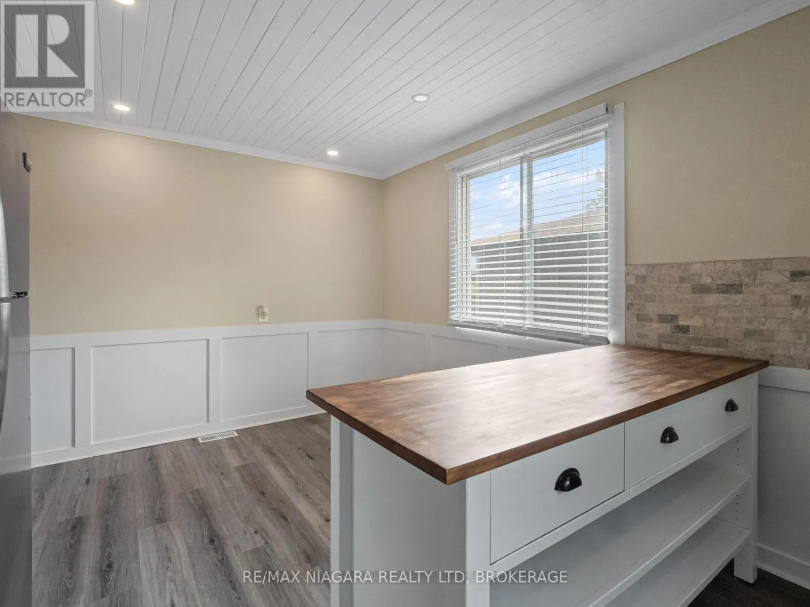 6256 MONTEREY AVENUE