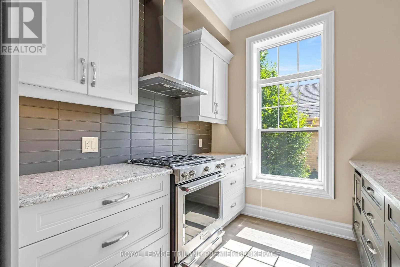 202 - 122 WORTLEY ROAD, #202