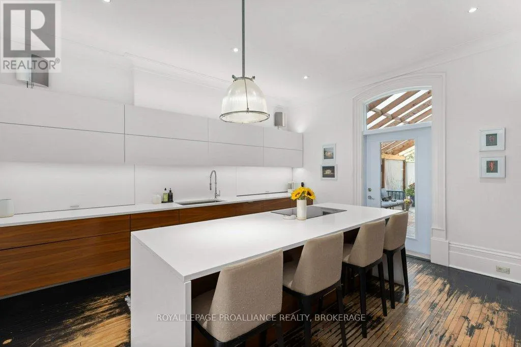 28 WELLINGTON STREET