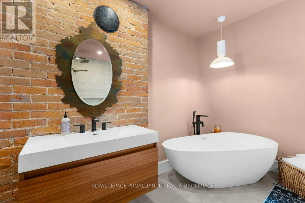 28 WELLINGTON STREET