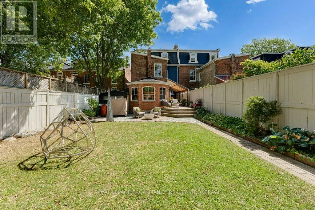 28 WELLINGTON STREET