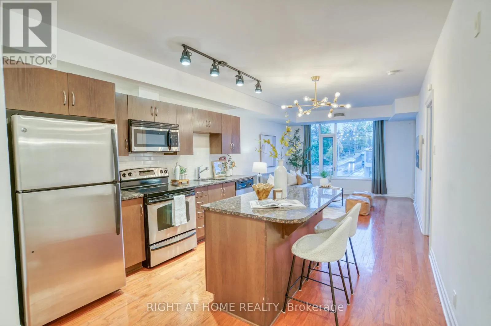 UNIT #206 - 1433 WELLINGTON STREET W
