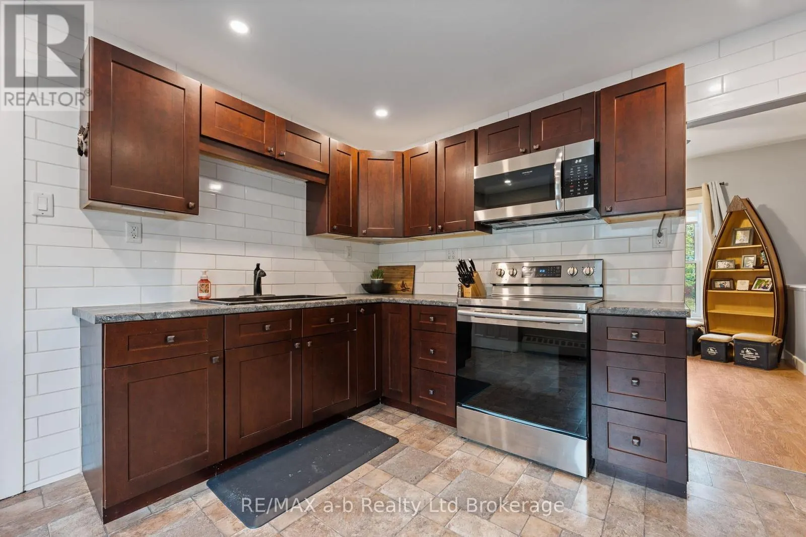 31 CONCESSION STREET W