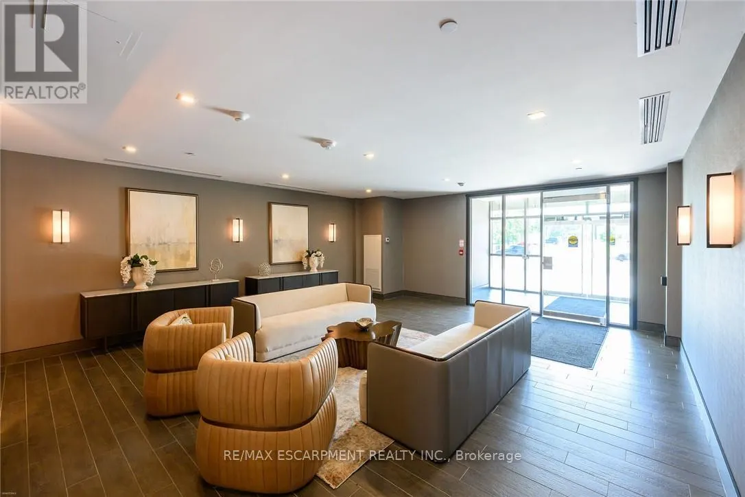 416 - 470 DUNDAS STREET E