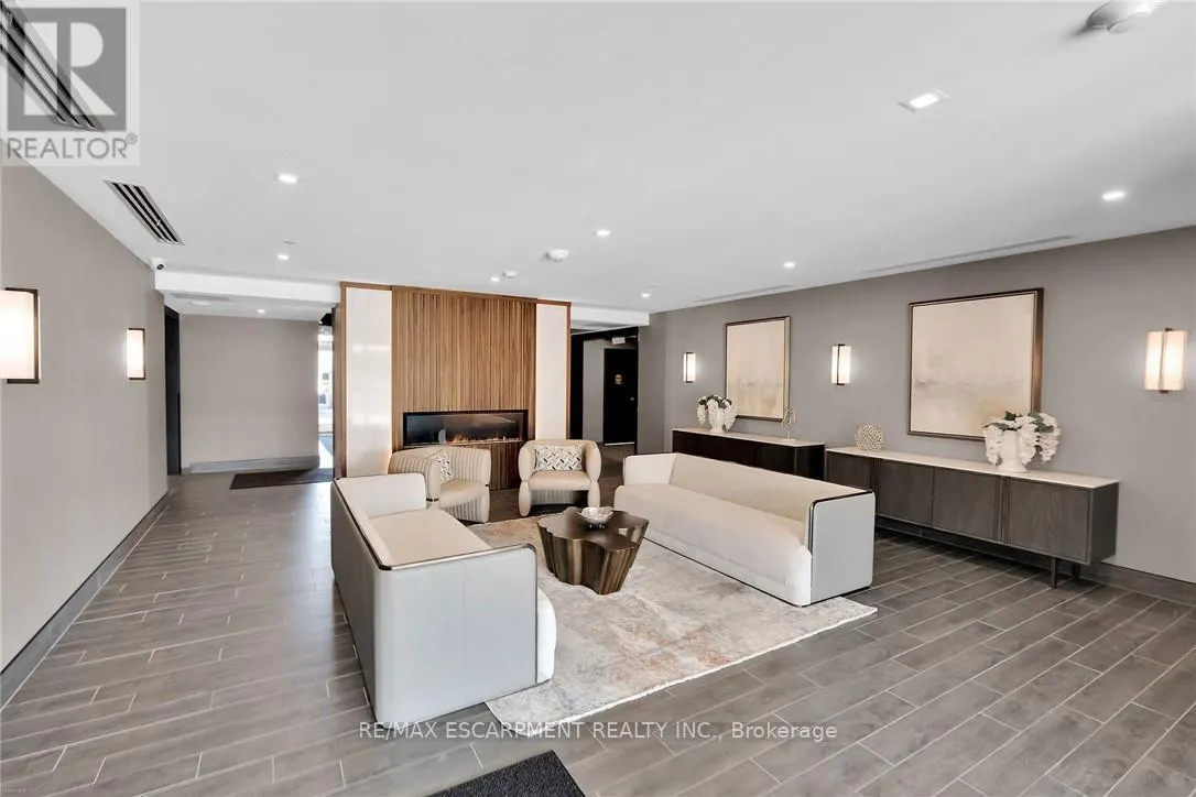 416 - 470 DUNDAS STREET E