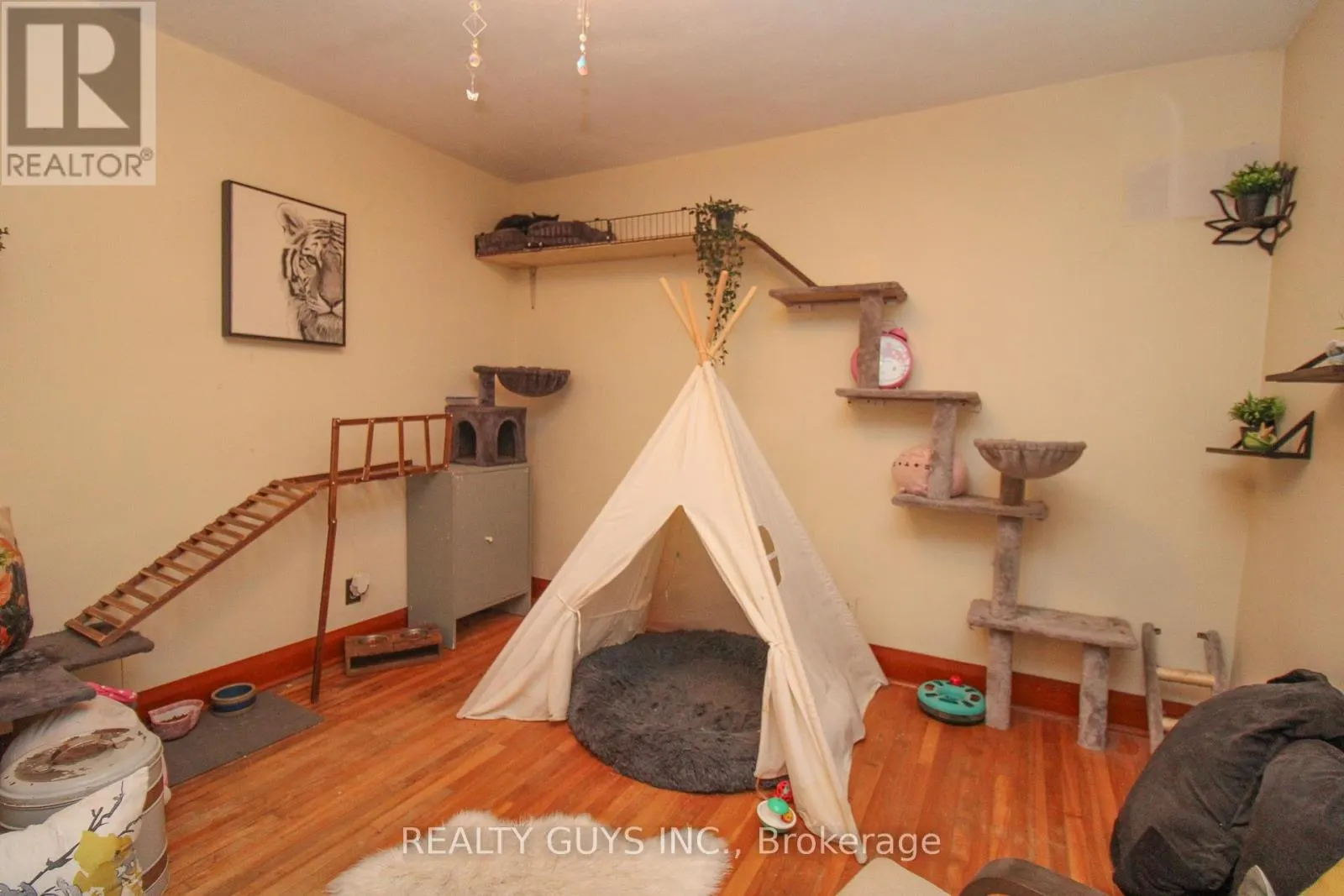 502 WELLINGTON STREET