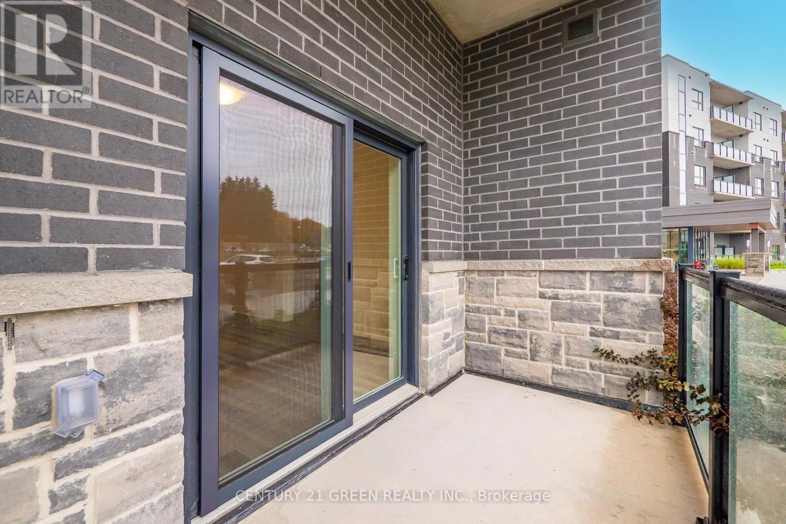 111 - 1100 LACKNER PLACE