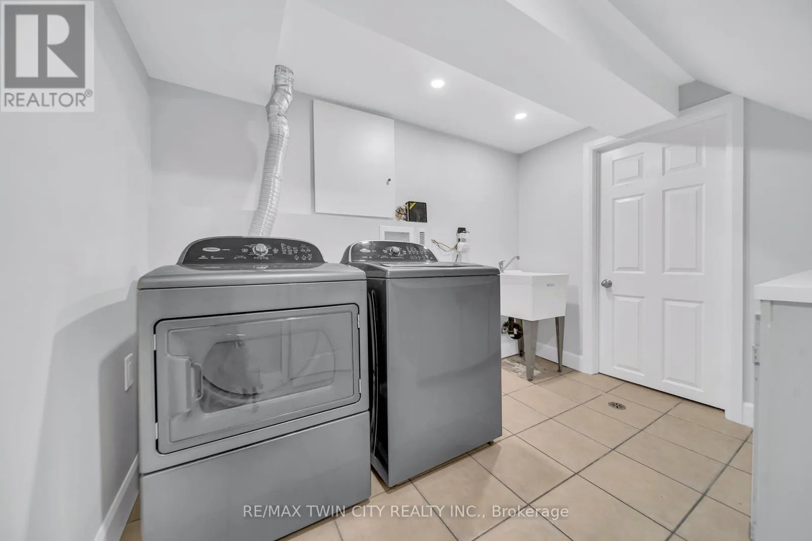 88 GLEN LAKE CRESCENT