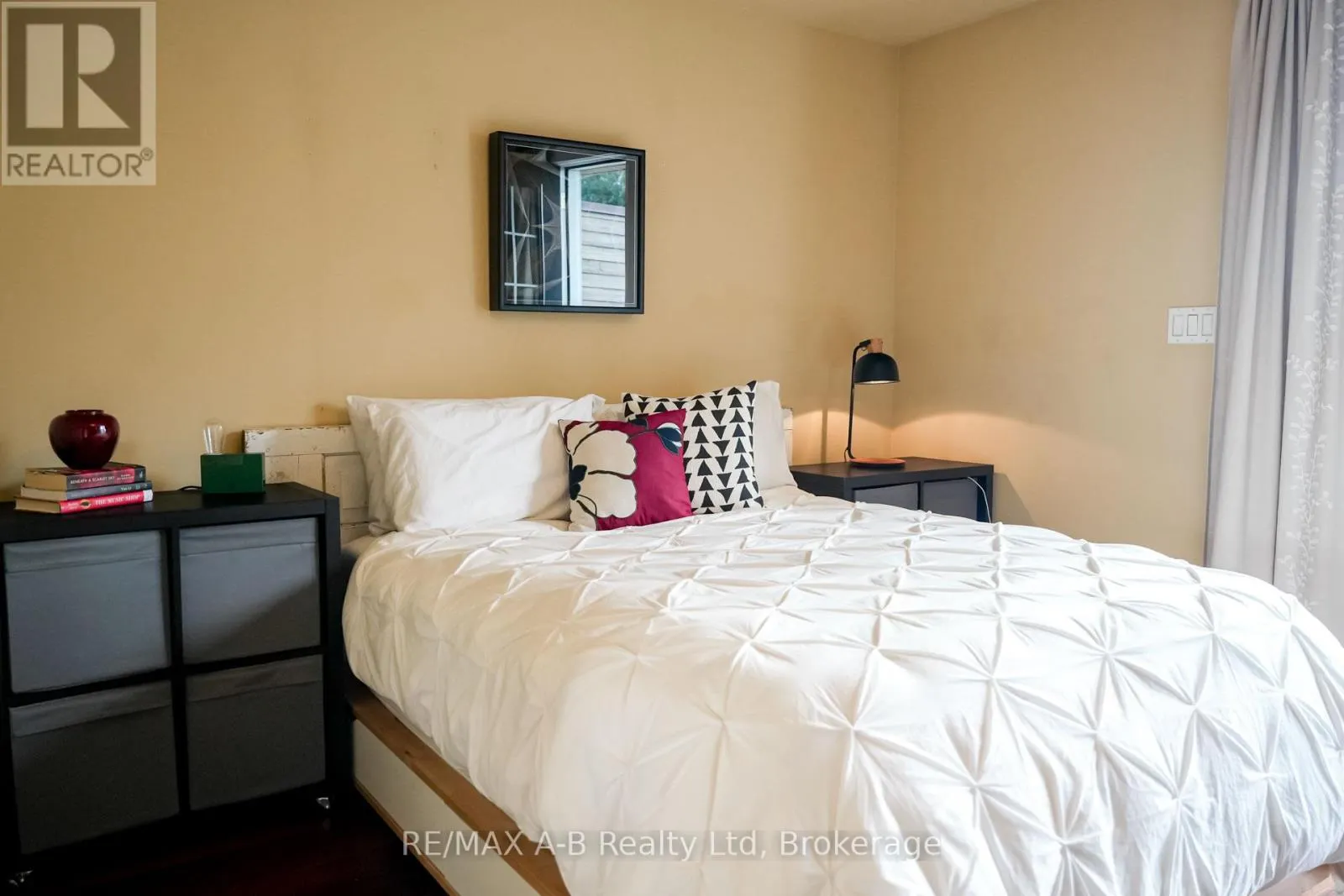 305 - 555 KING STREET E, #305