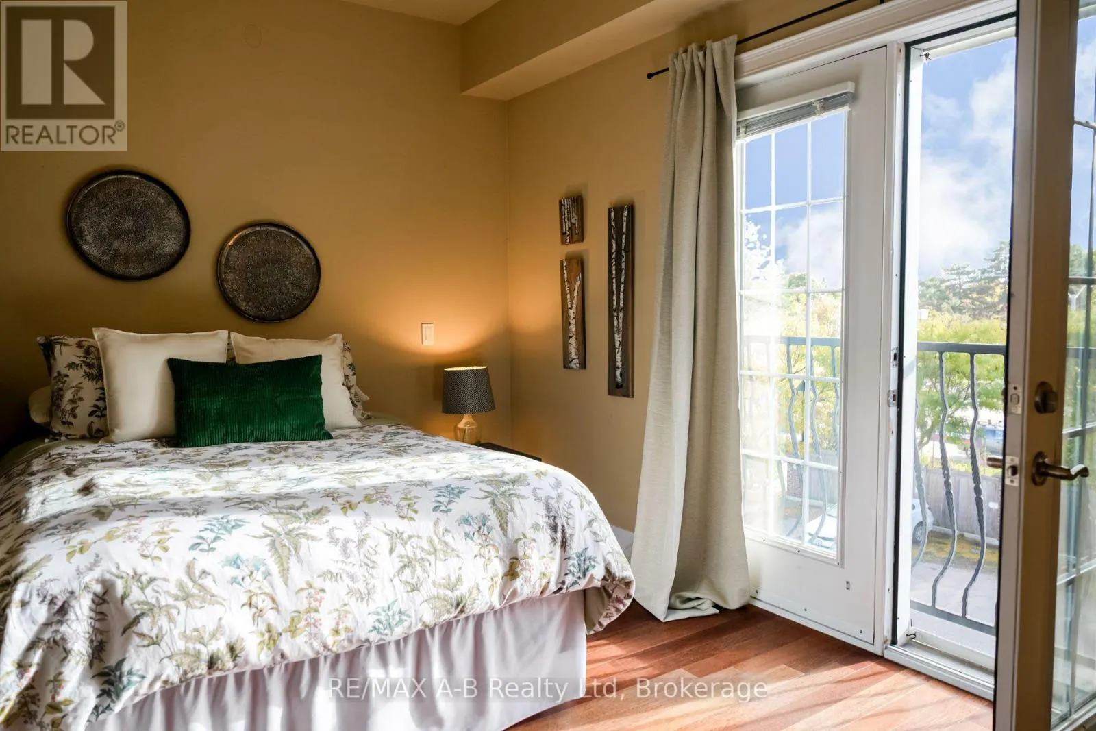 305 - 555 KING STREET E, #305