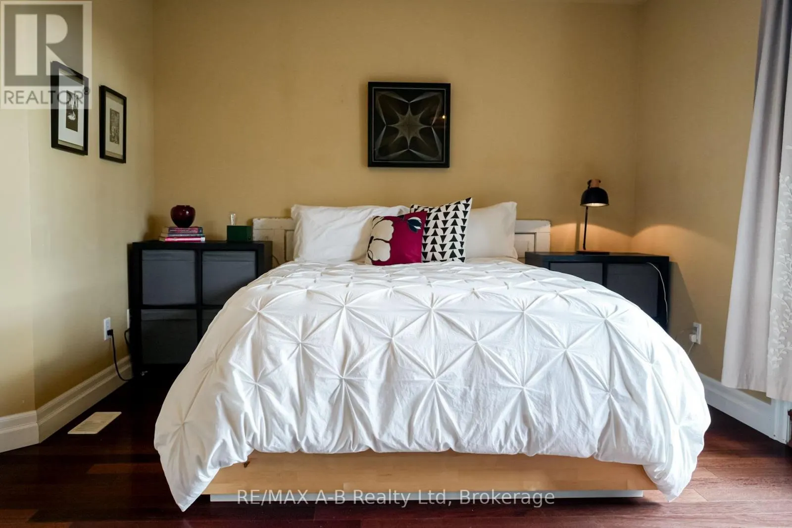 305 - 555 KING STREET E, #305