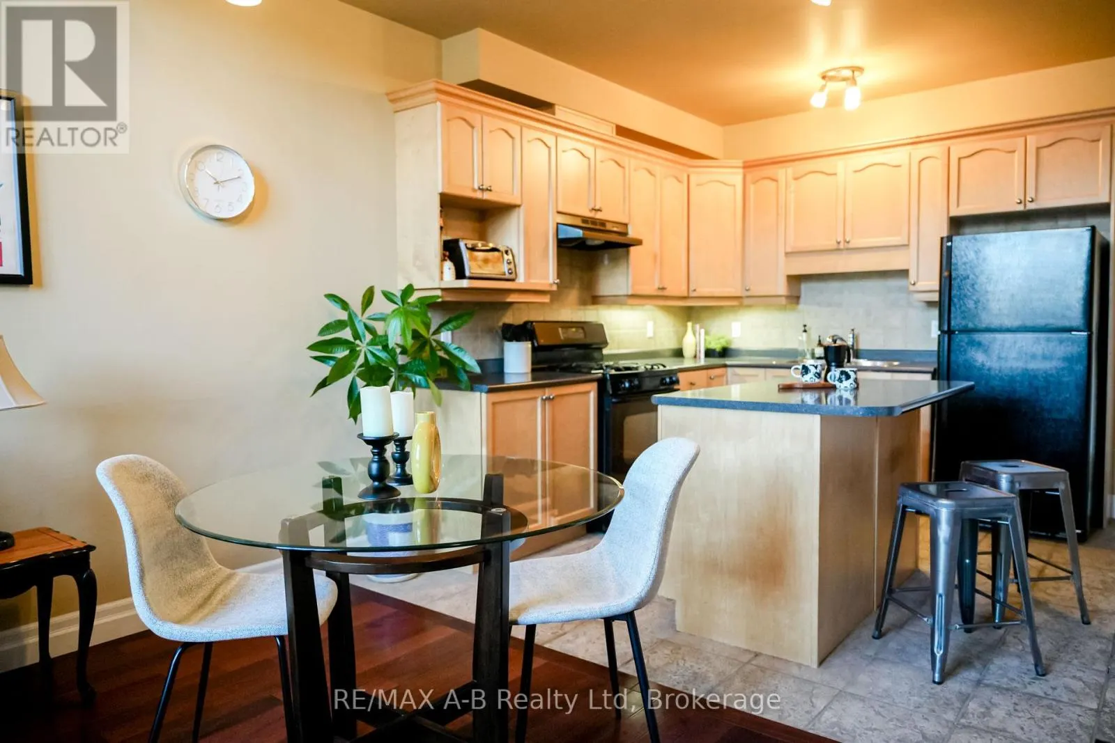 305 - 555 KING STREET E, #305