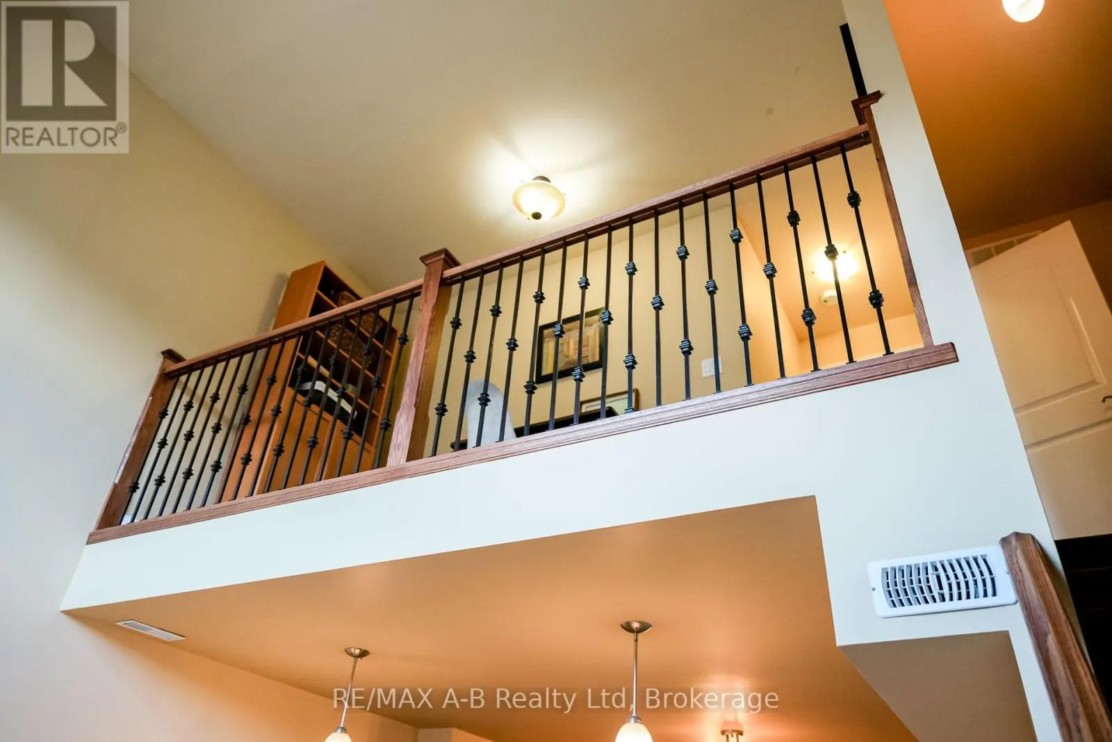 305 - 555 KING STREET E, #305