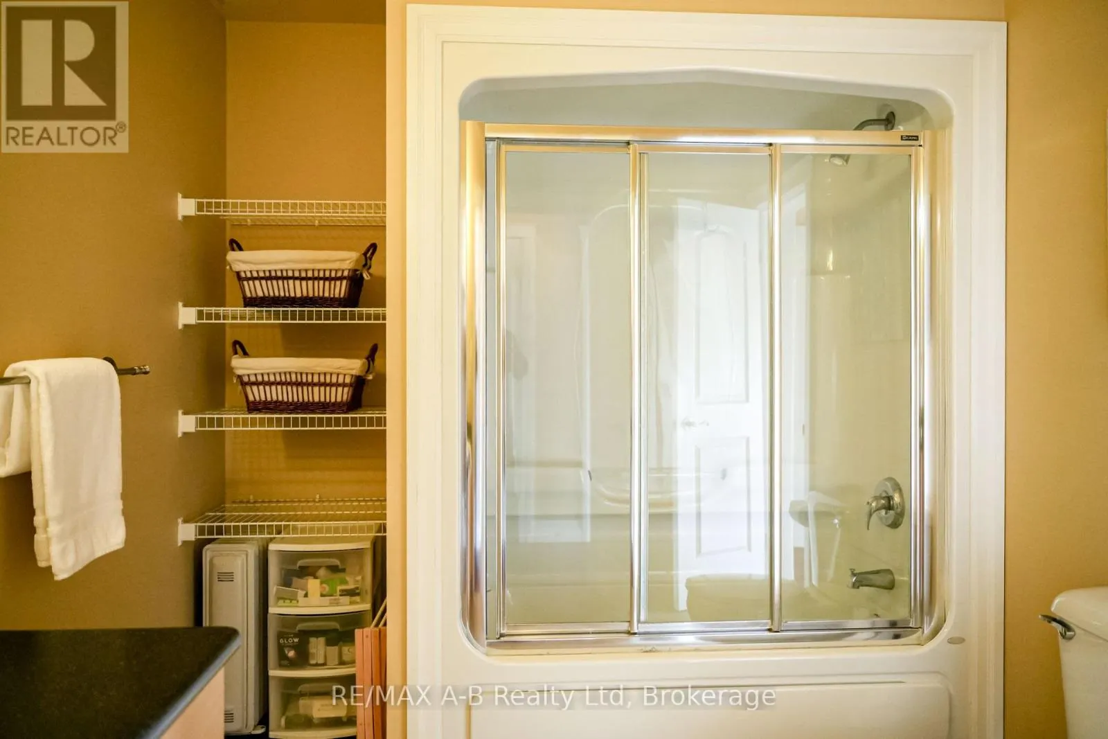 305 - 555 KING STREET E, #305