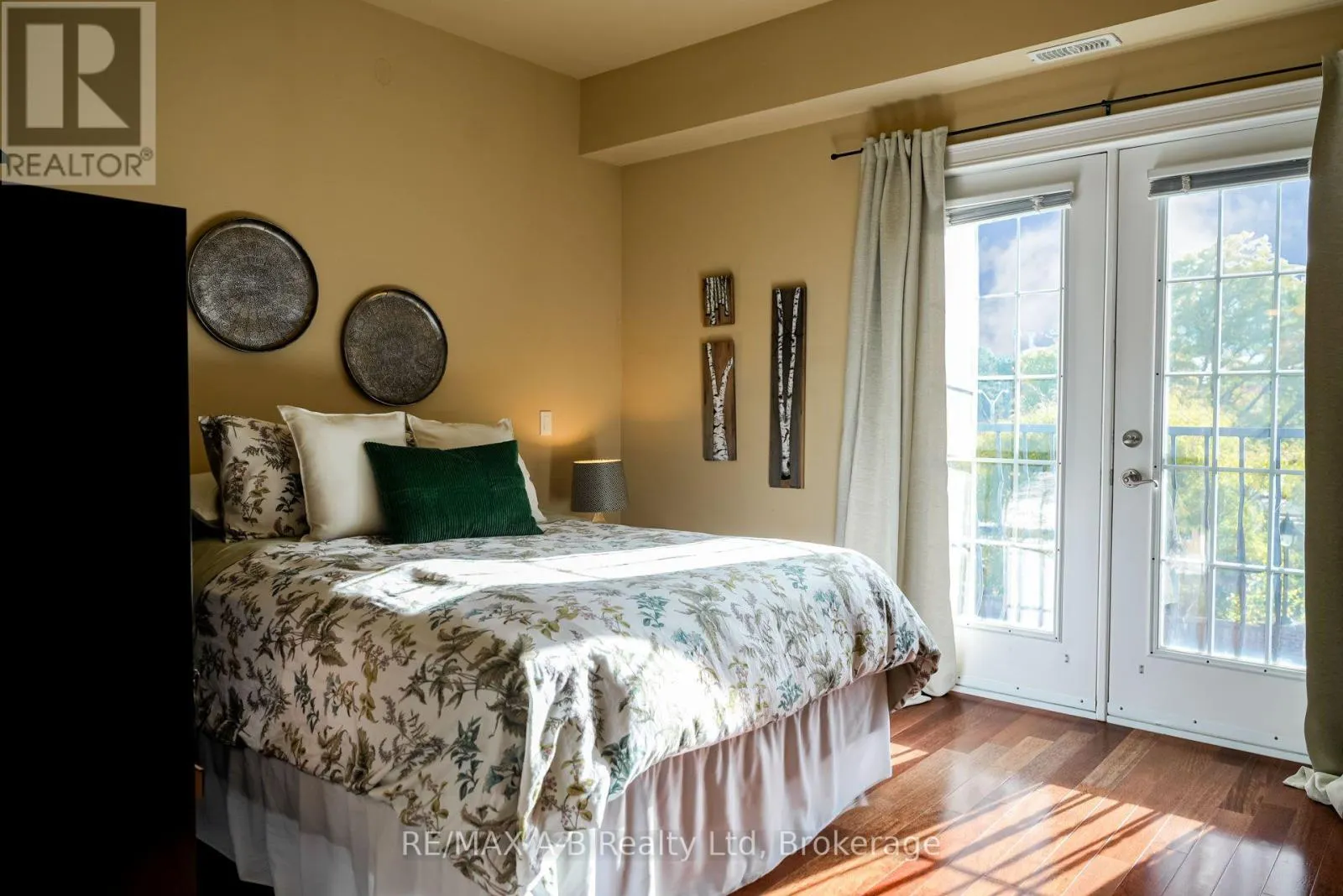 305 - 555 KING STREET E, #305