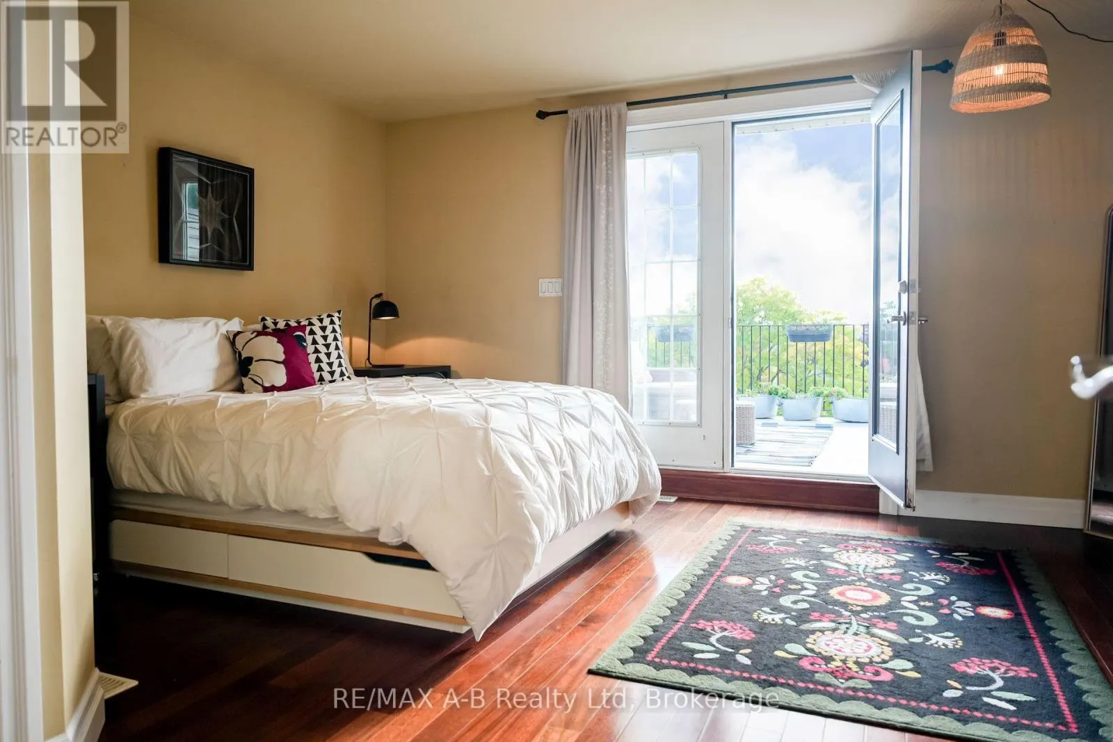 305 - 555 KING STREET E, #305