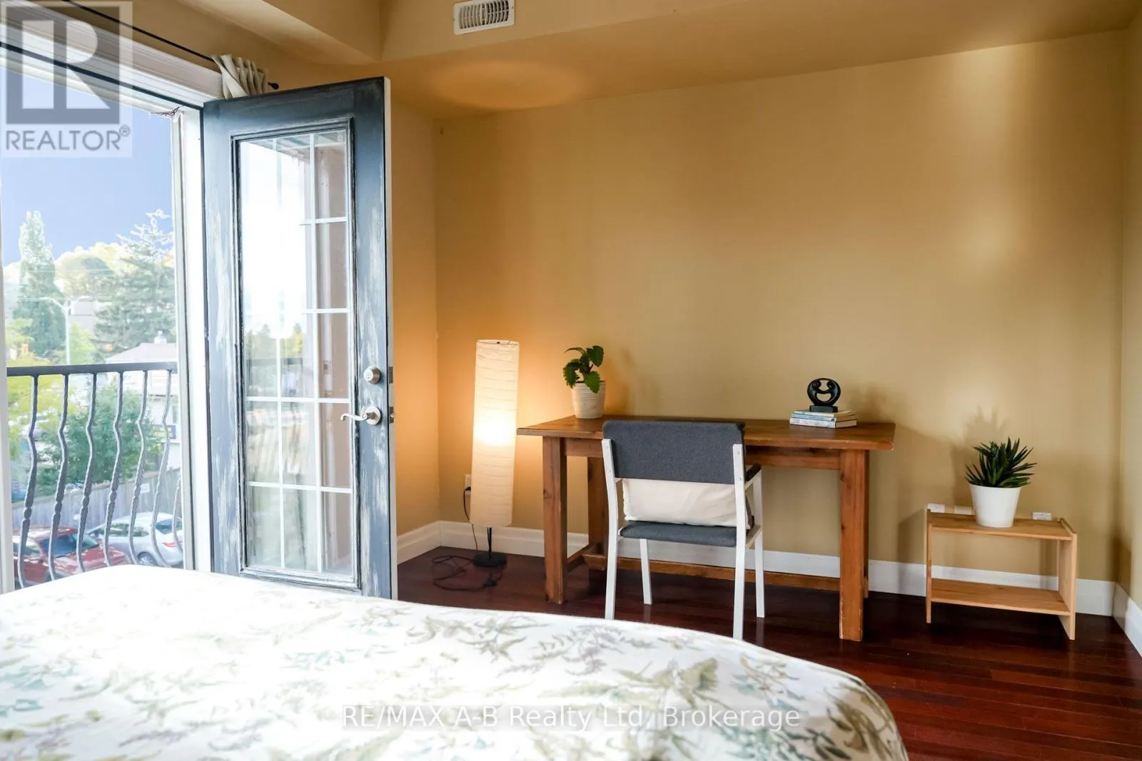 305 - 555 KING STREET E, #305