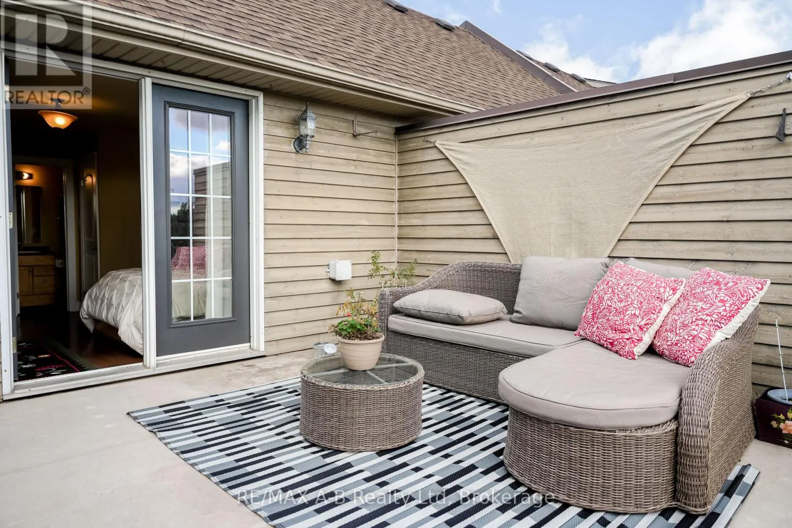 305 - 555 KING STREET E, #305