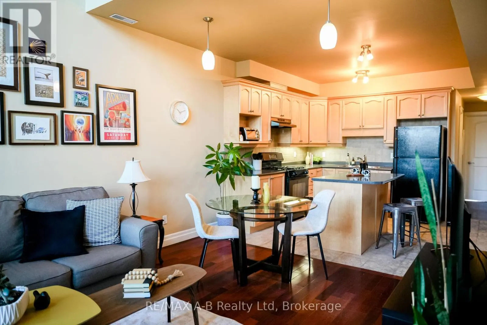 305 - 555 KING STREET E, #305