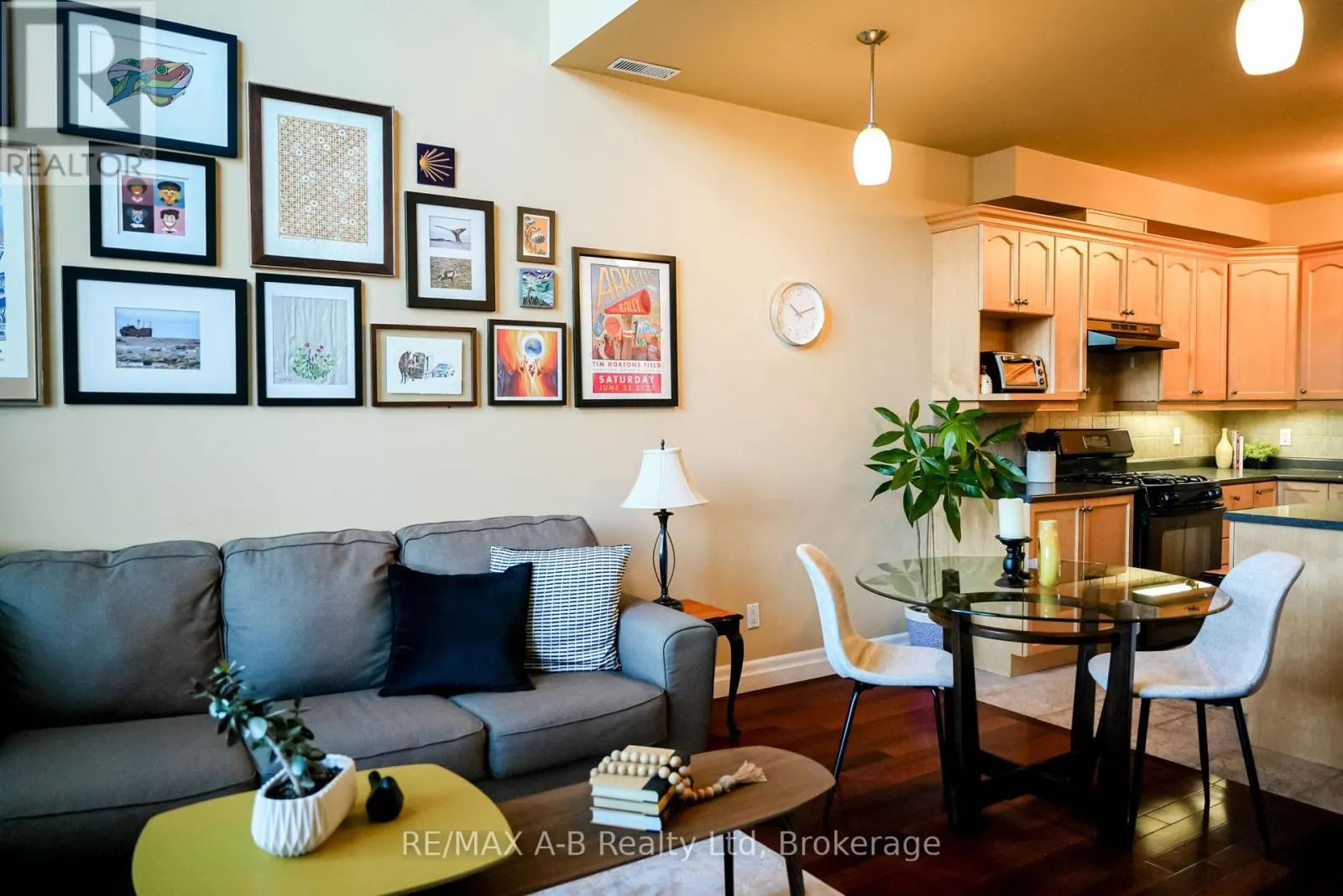 305 - 555 KING STREET E, #305