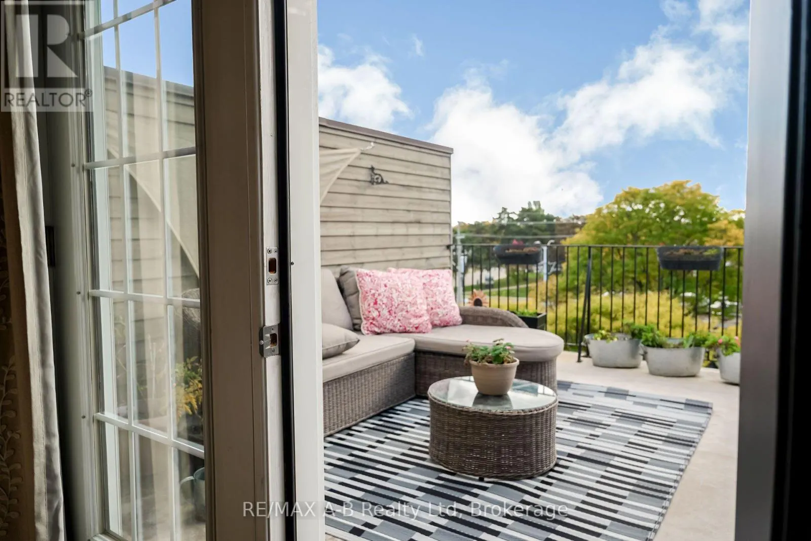 305 - 555 KING STREET E, #305