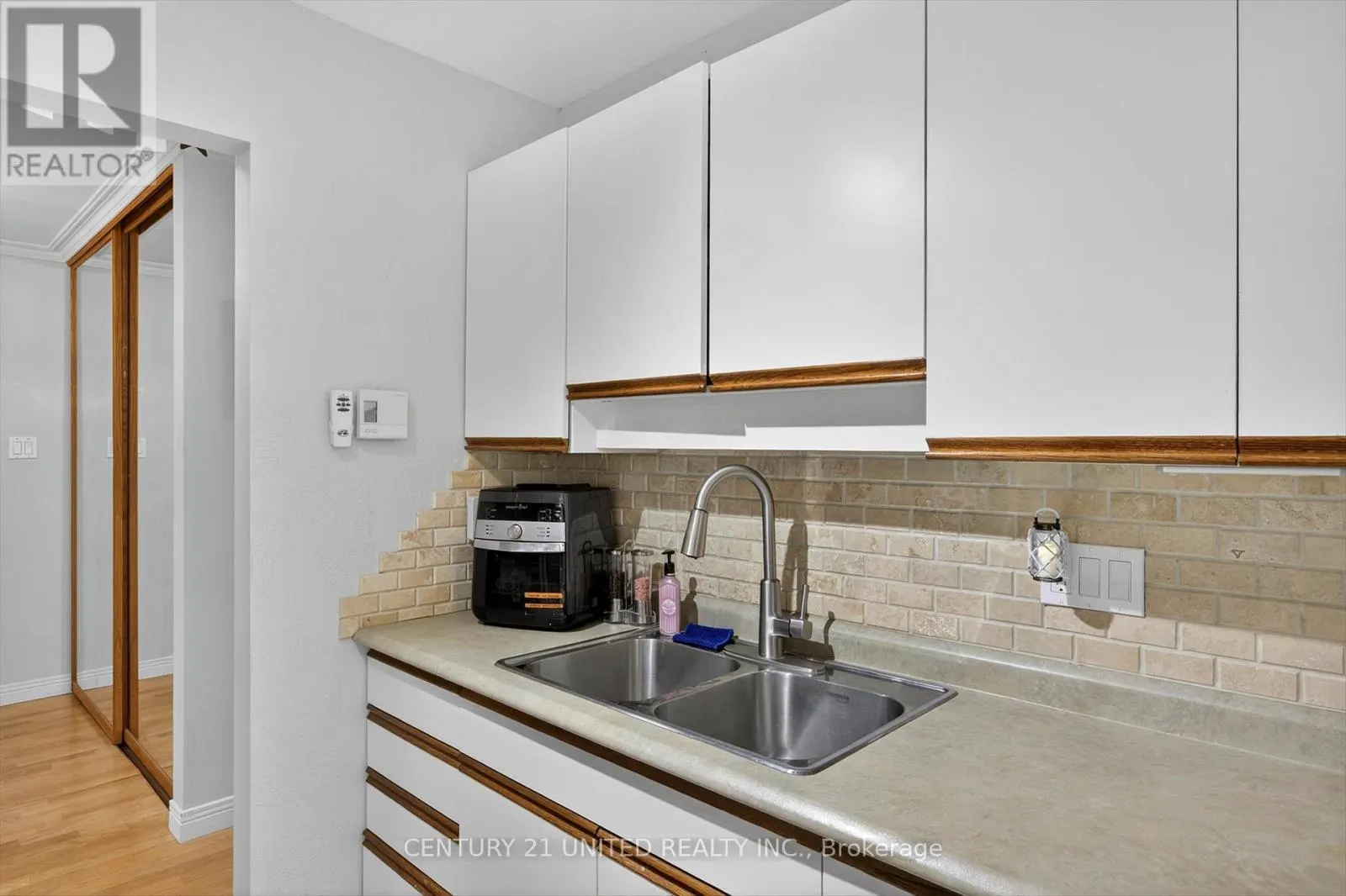 8 - 635 WHITAKER STREET, #8