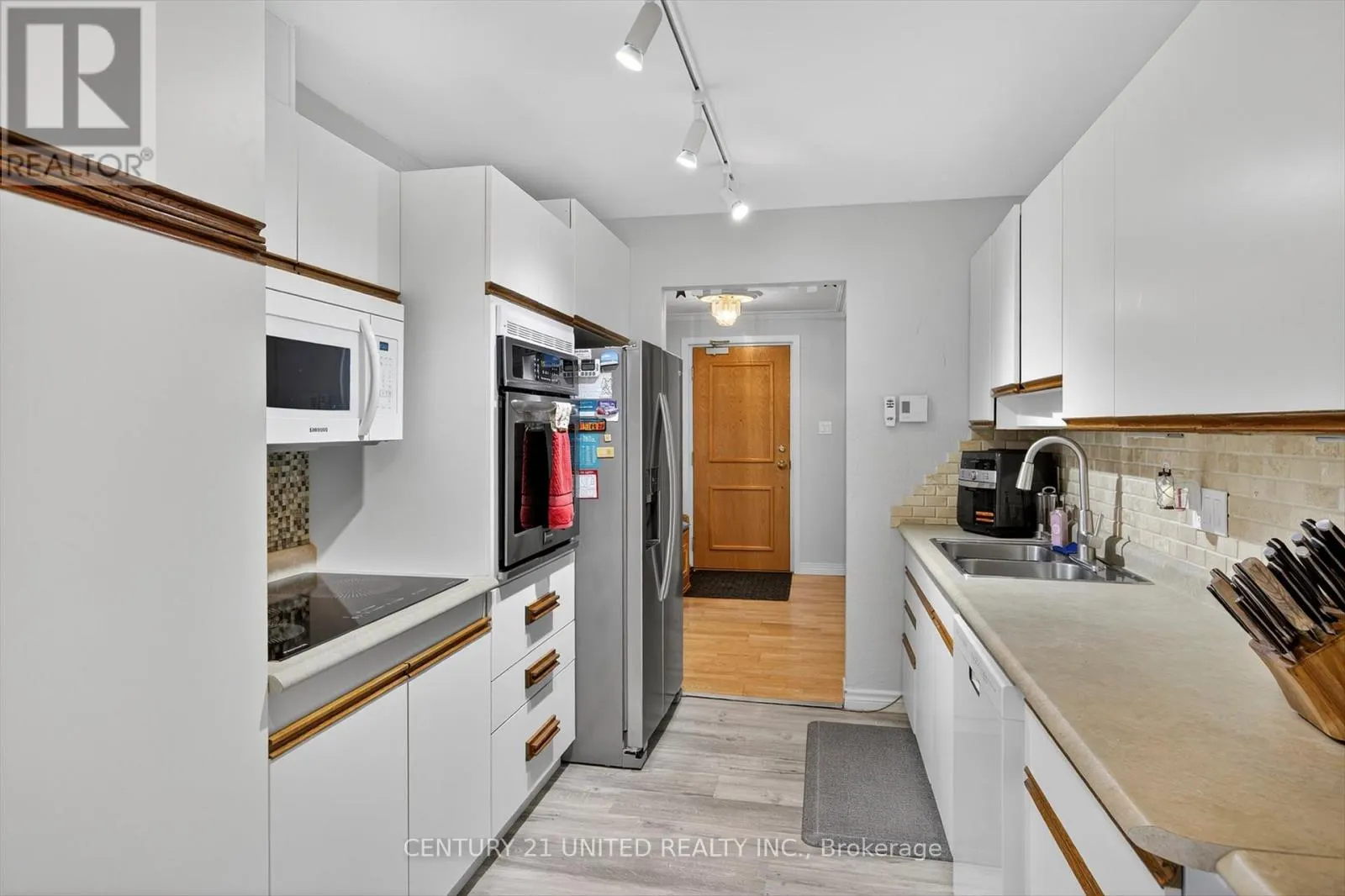 8 - 635 WHITAKER STREET, #8