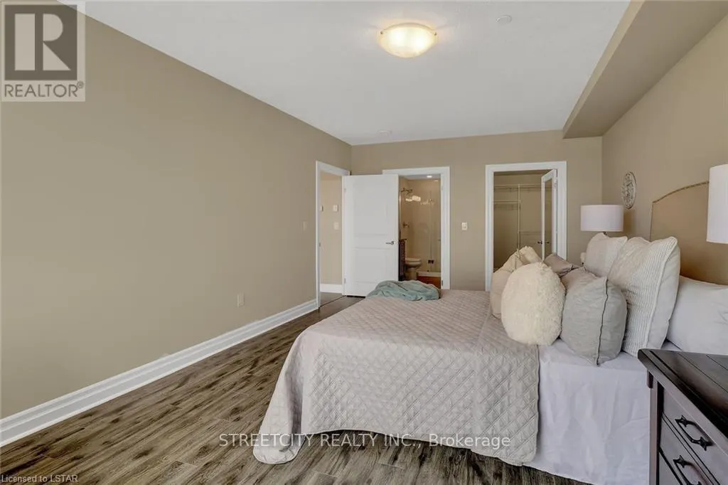 903 - 240 VILLAGEWALK BOULEVARD N, #903