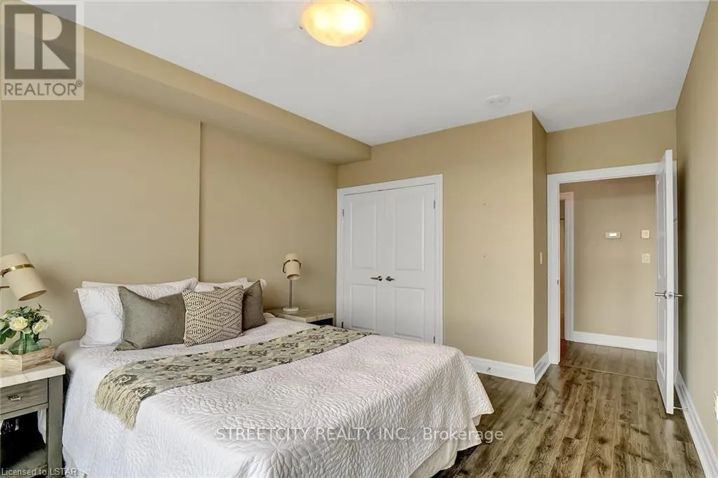 903 - 240 VILLAGEWALK BOULEVARD N, #903