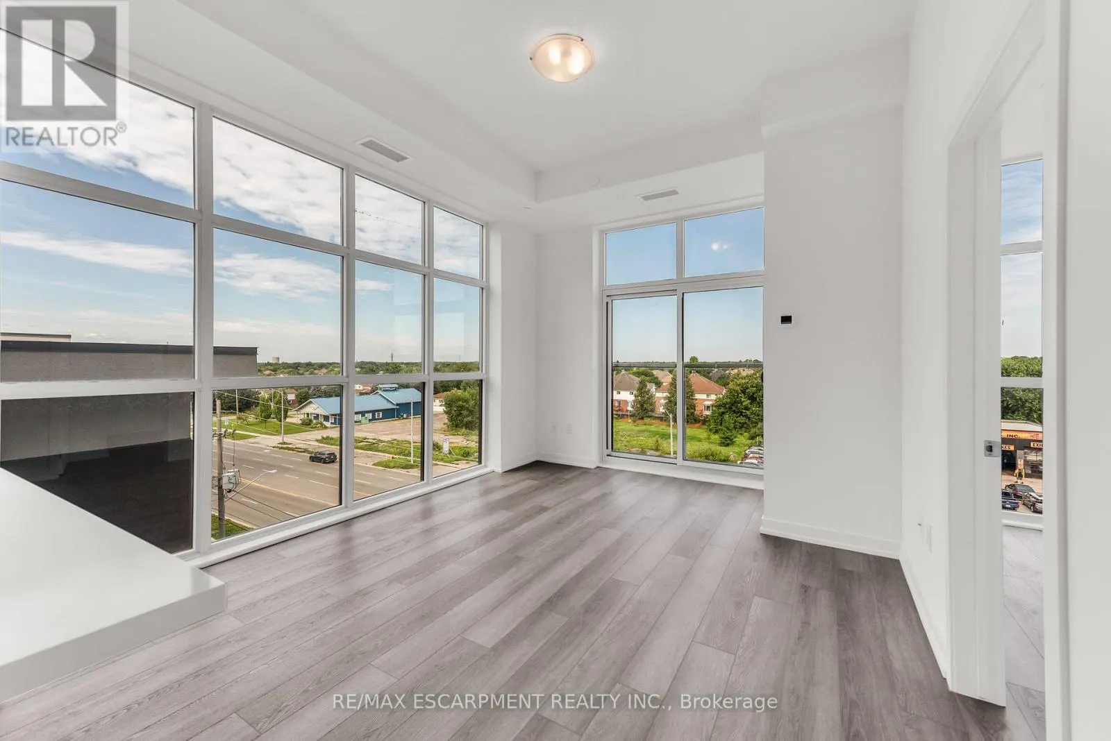 502 - 460 DUNDAS STREET E