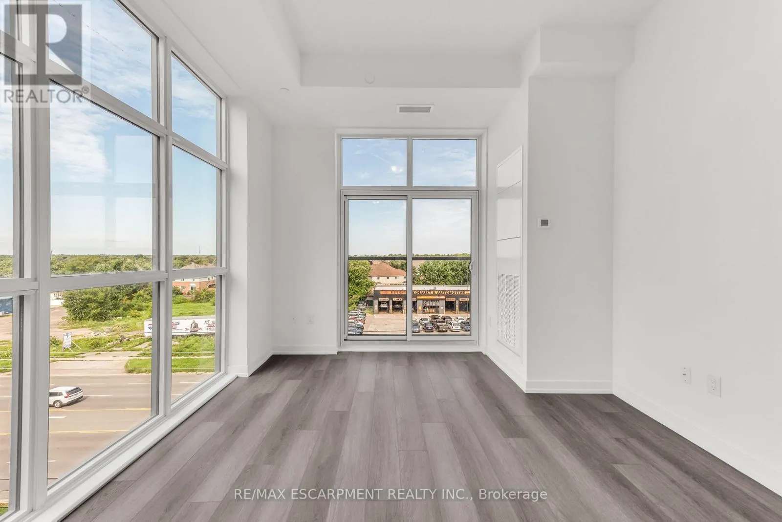 502 - 460 DUNDAS STREET E