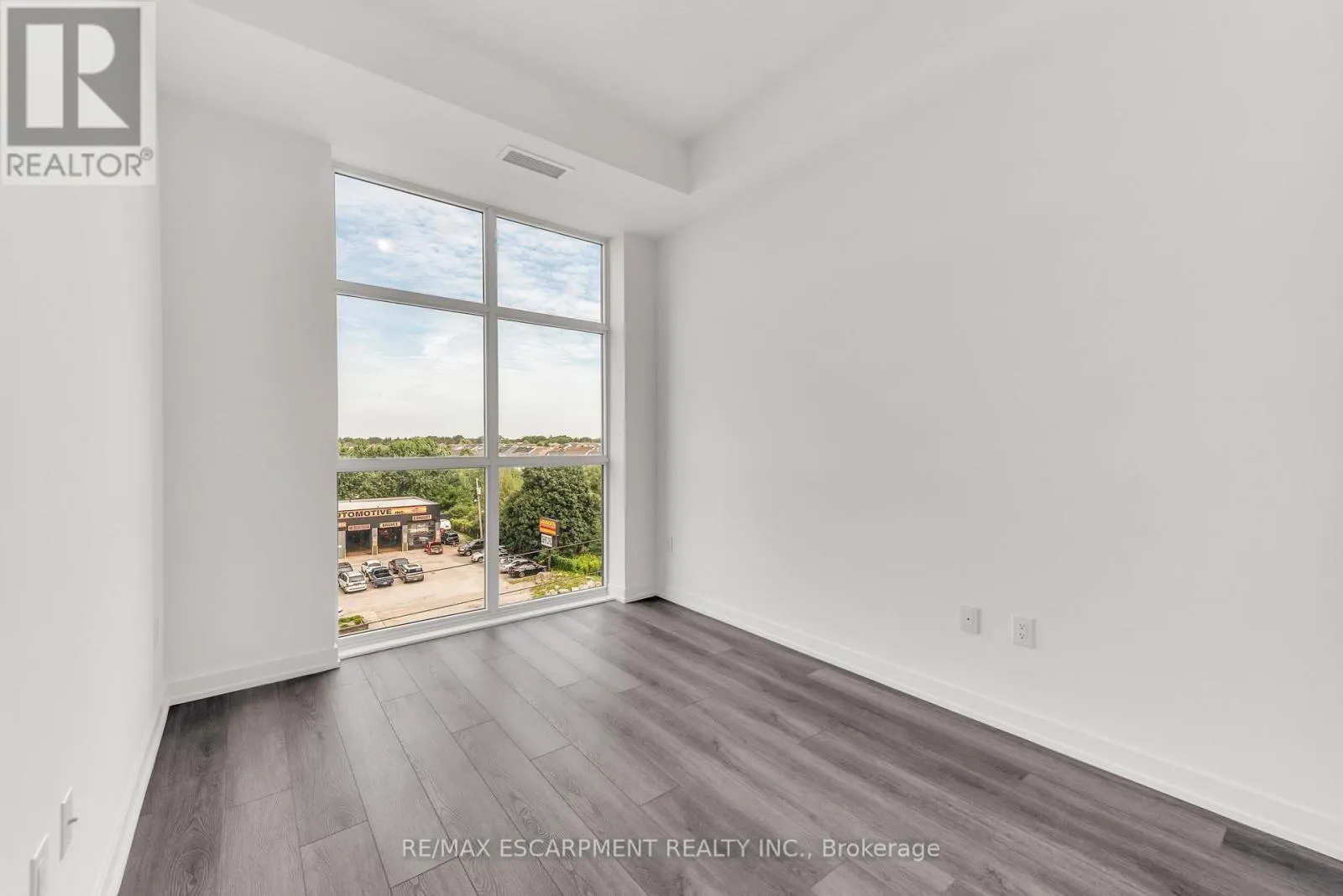 502 - 460 DUNDAS STREET E