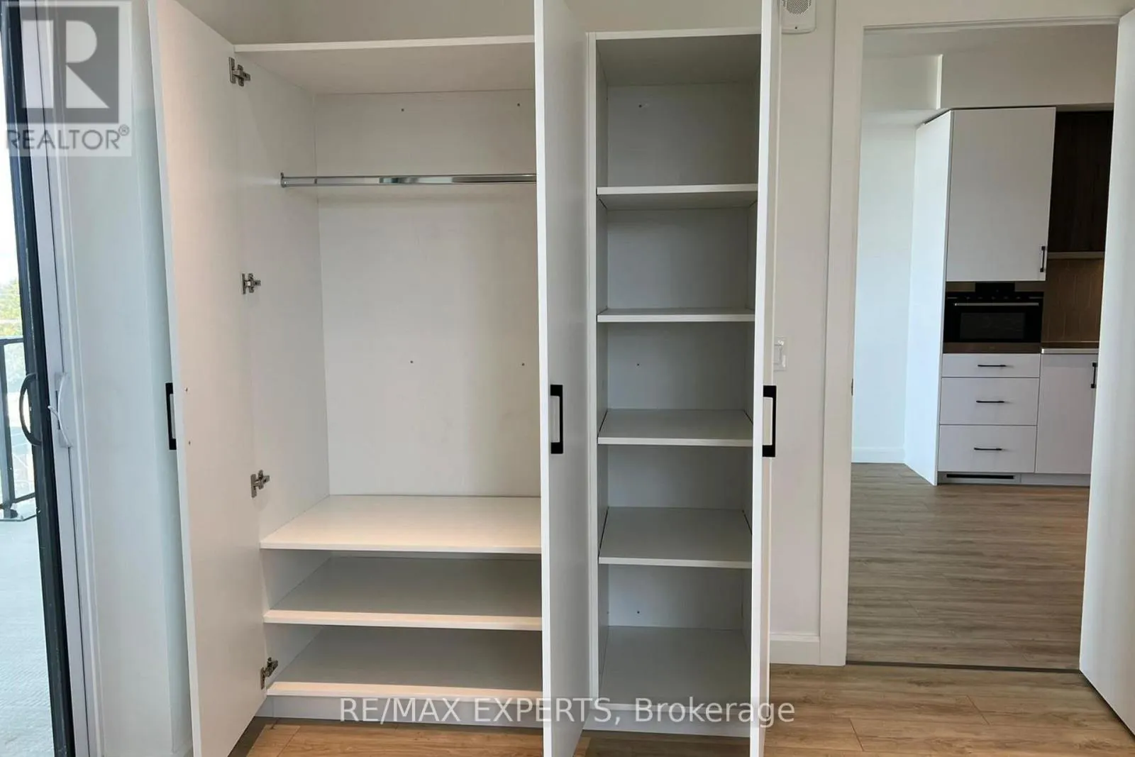 403 741 KING STREET W