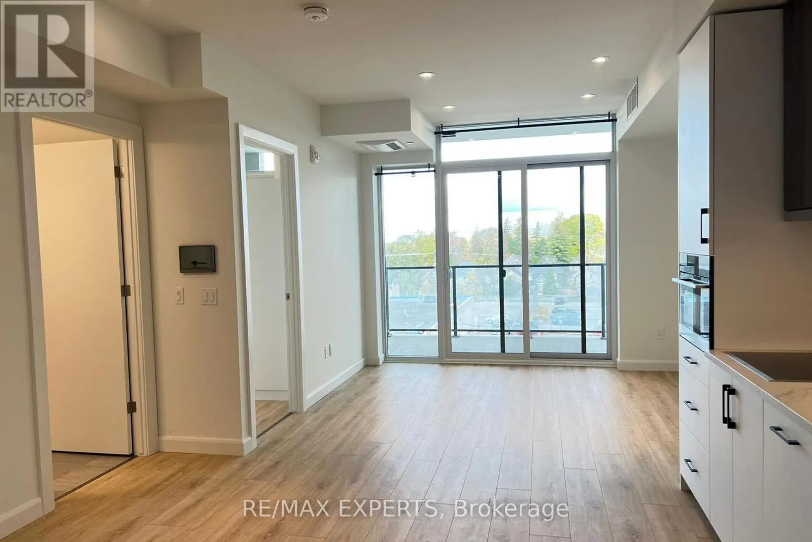 403 741 KING STREET W