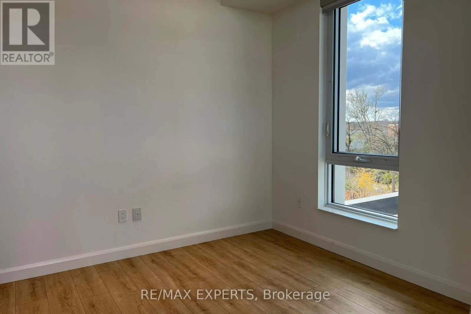 403 741 KING STREET W