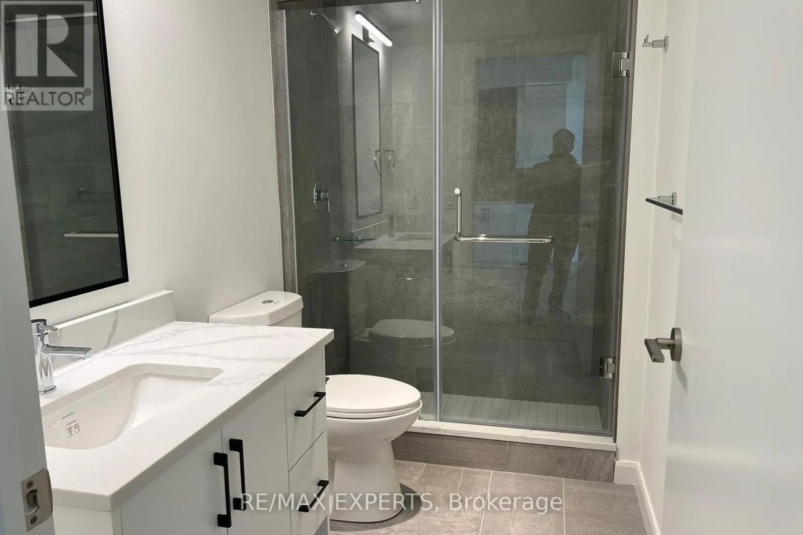 403 741 KING STREET W