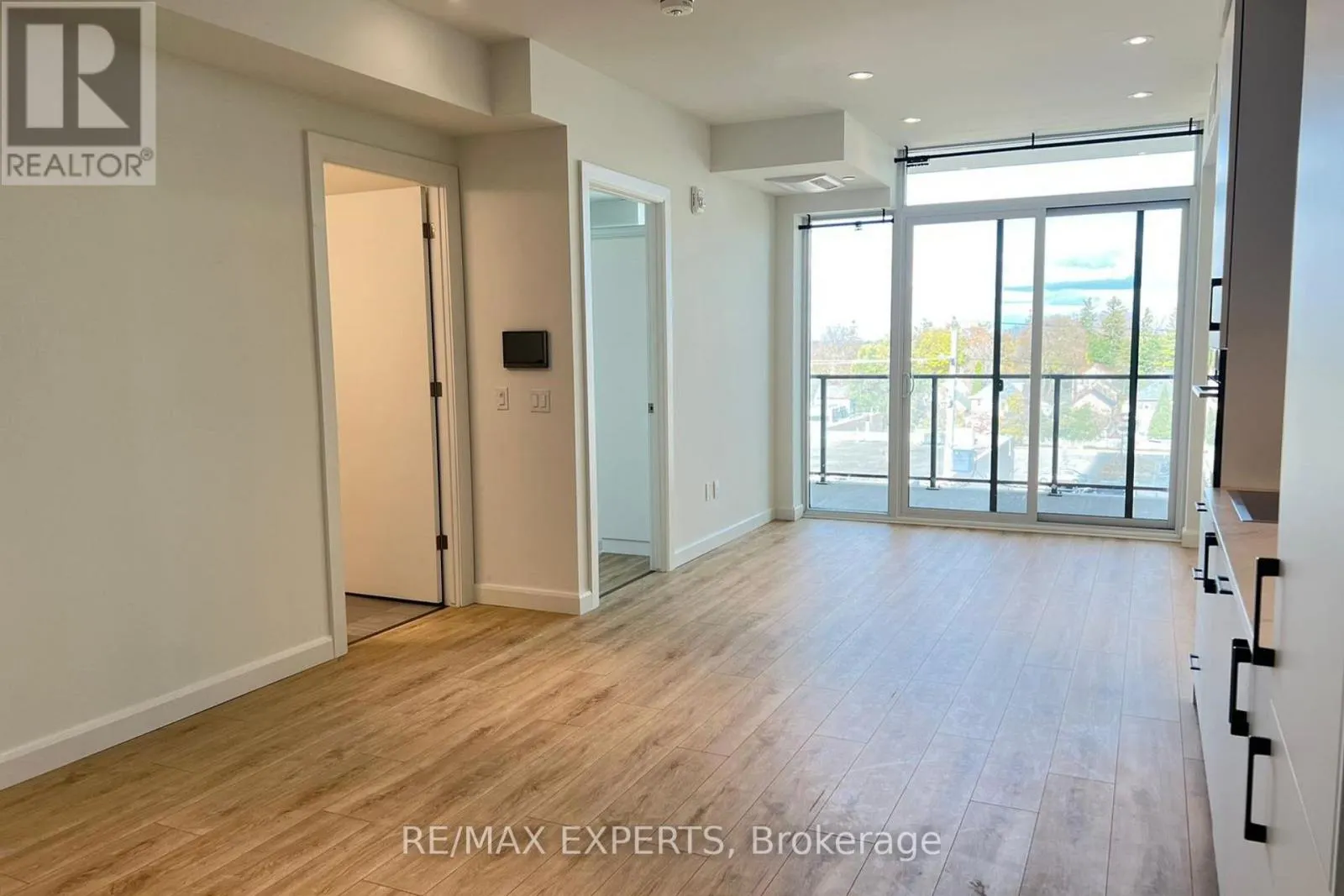 403 741 KING STREET W