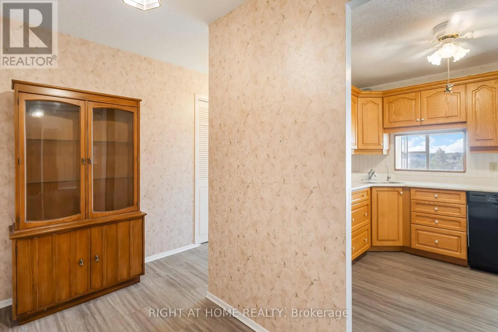 204 - 7 GALE CRESCENT