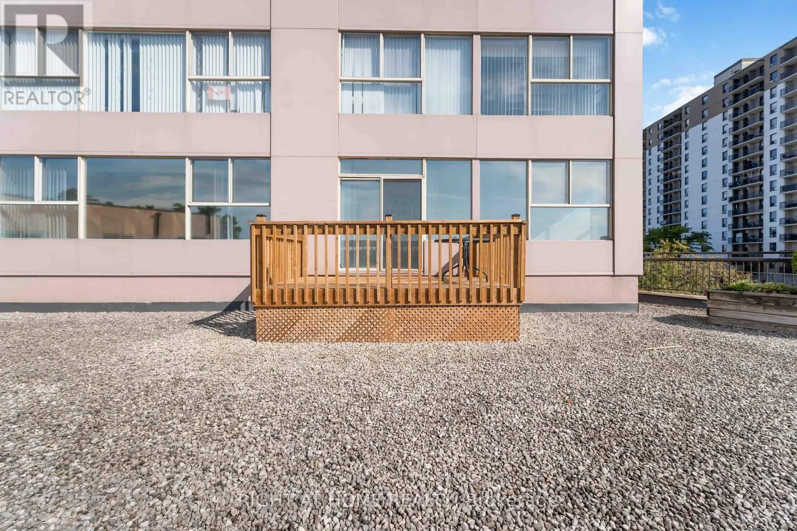 204 - 7 GALE CRESCENT