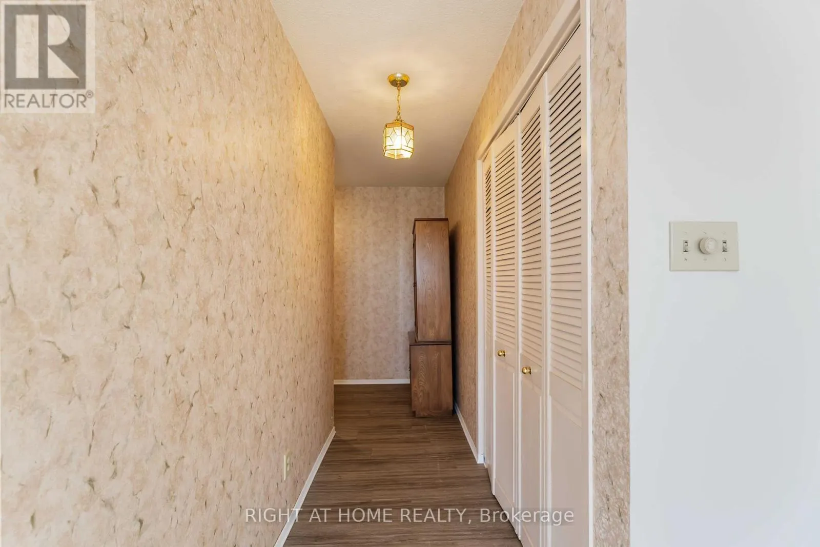 204 - 7 GALE CRESCENT