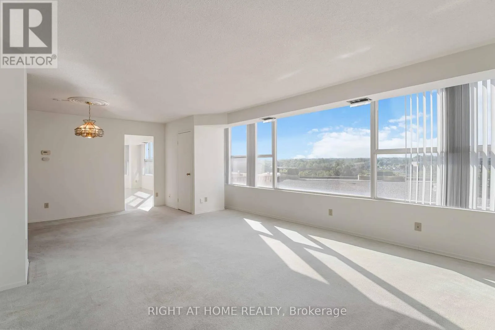 204 - 7 GALE CRESCENT