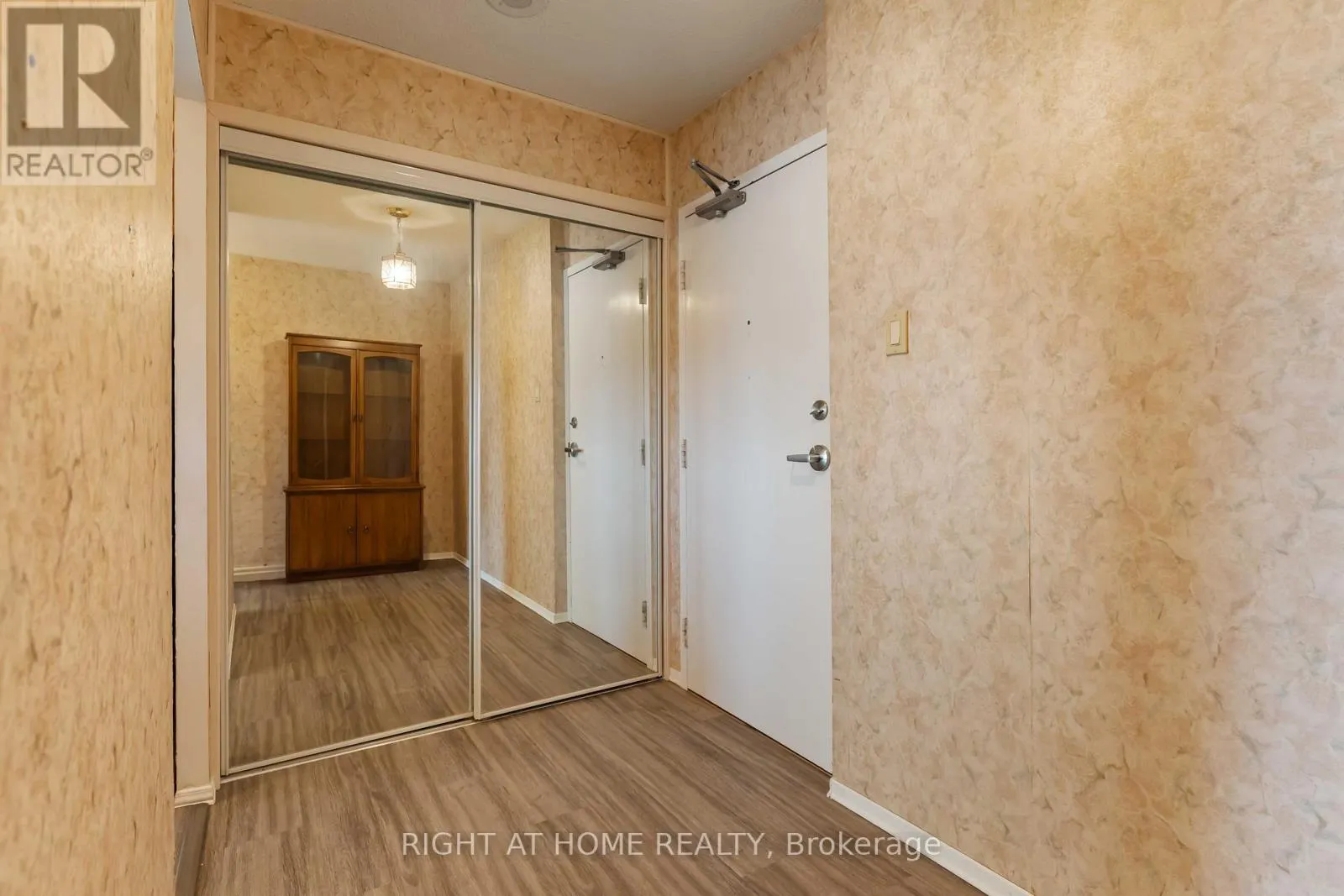 204 - 7 GALE CRESCENT