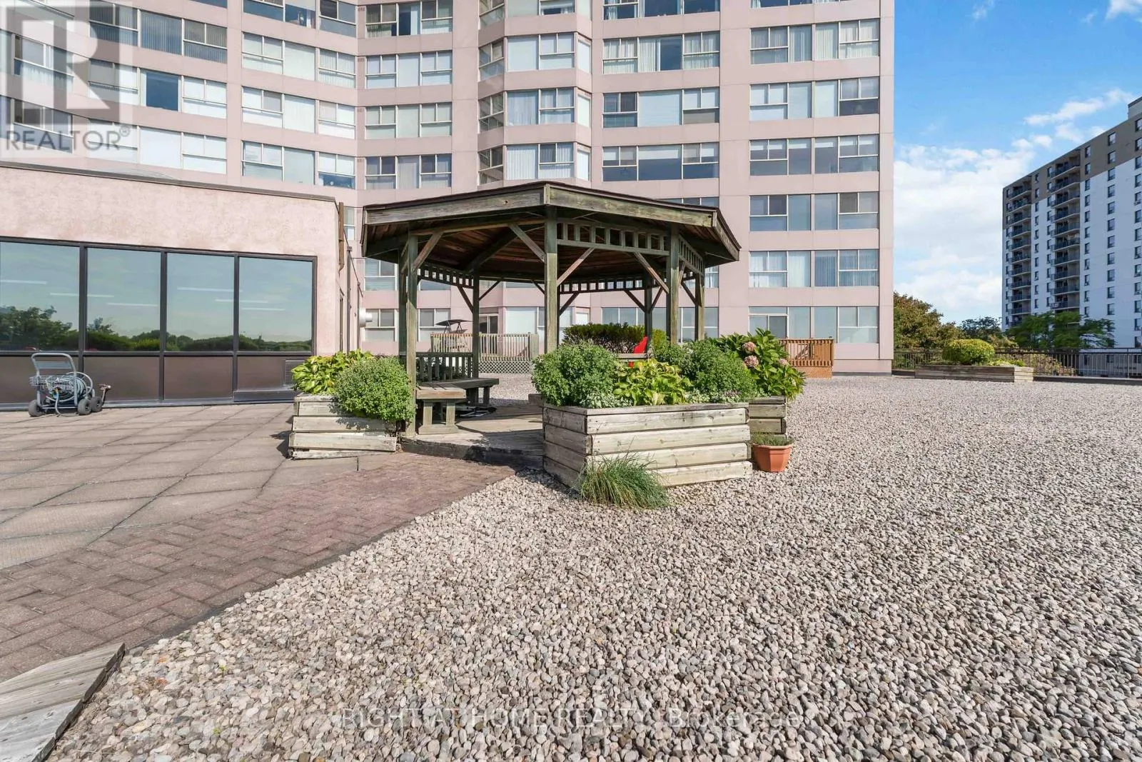 204 - 7 GALE CRESCENT