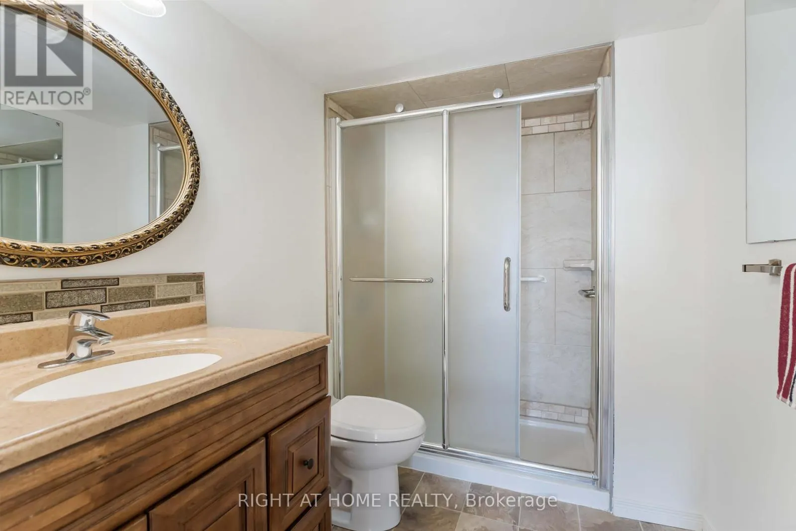 204 - 7 GALE CRESCENT