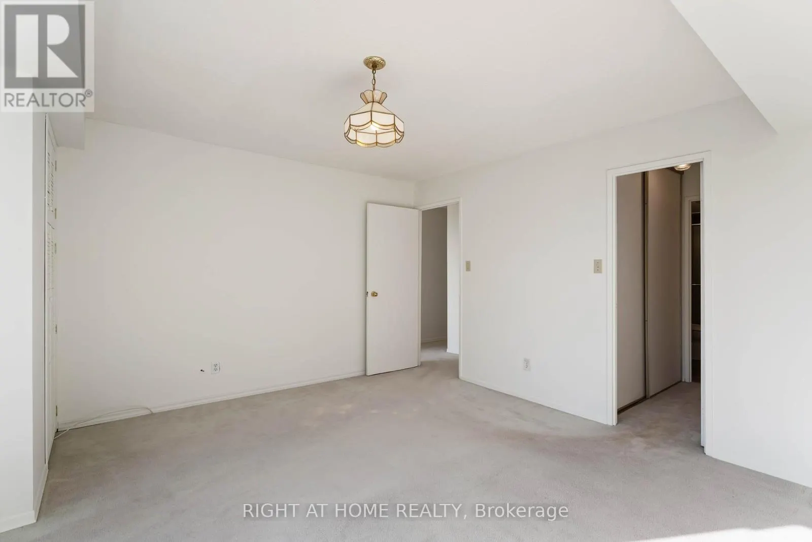 204 - 7 GALE CRESCENT