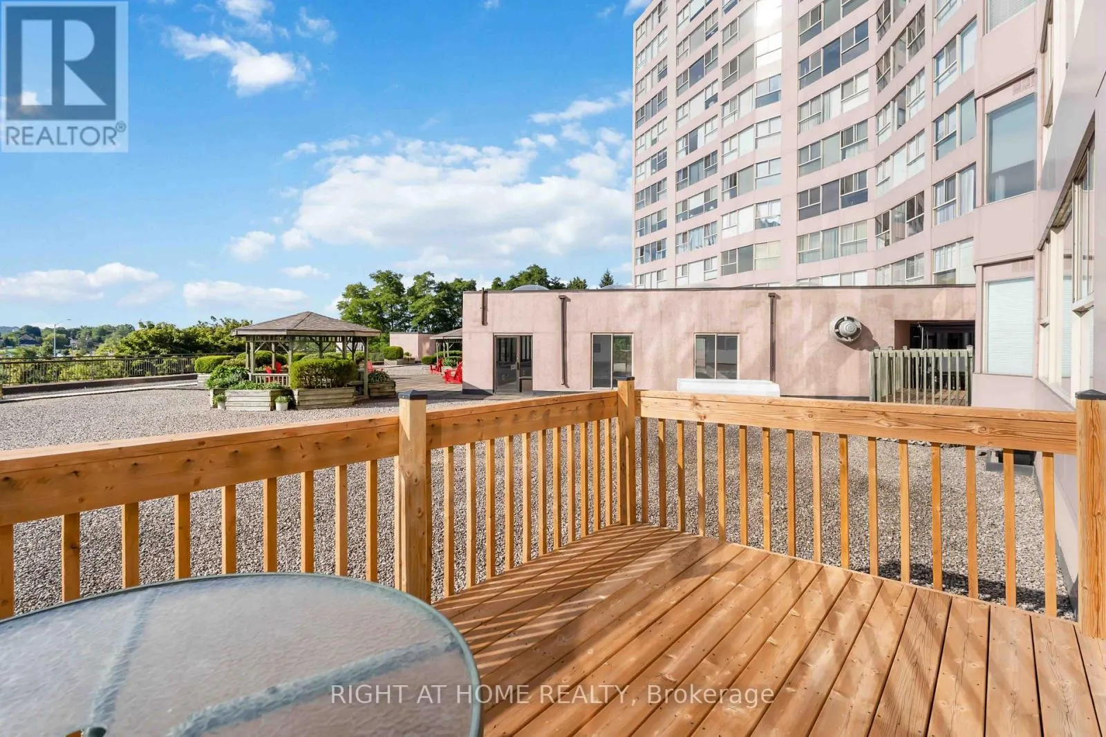 204 - 7 GALE CRESCENT