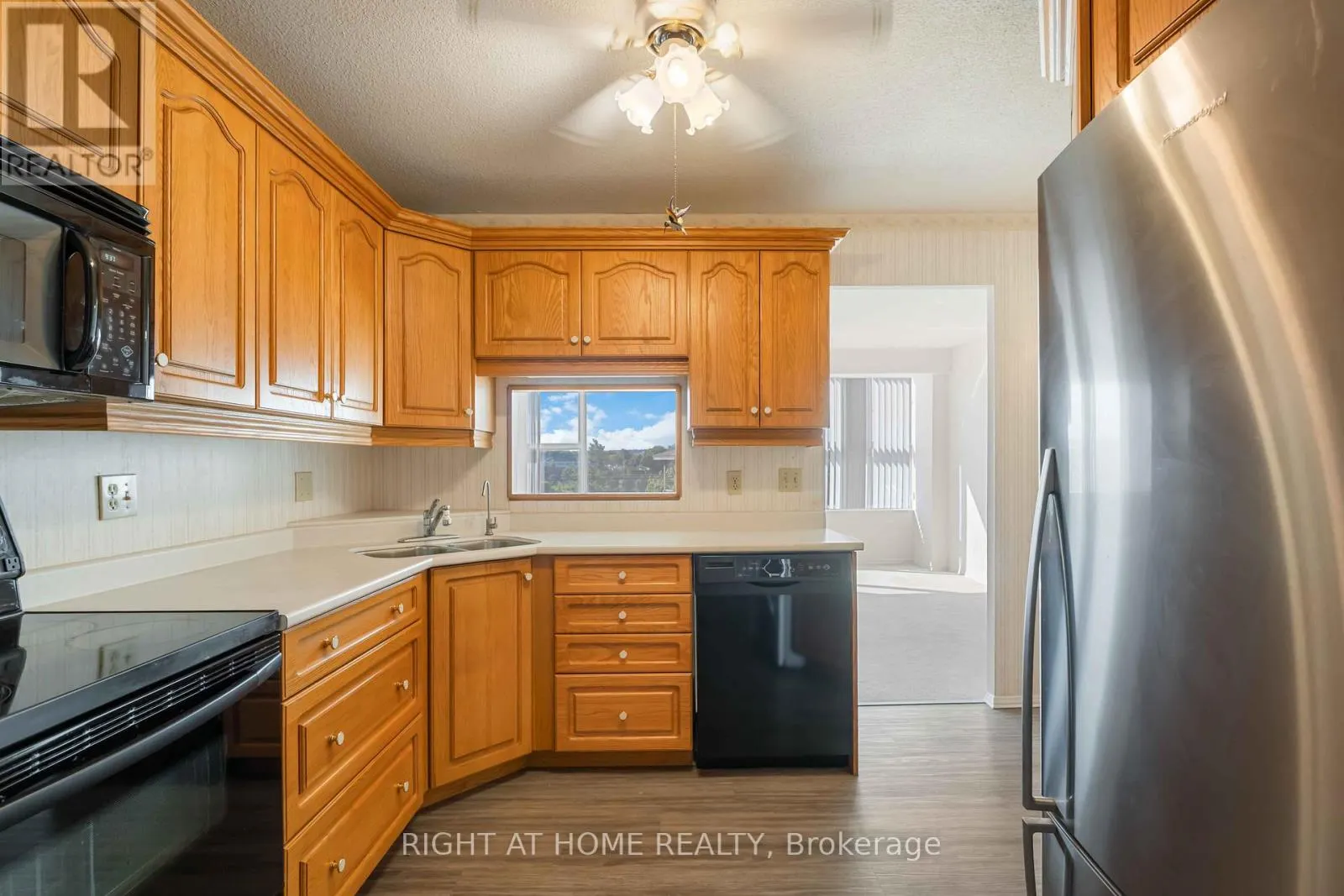 204 - 7 GALE CRESCENT