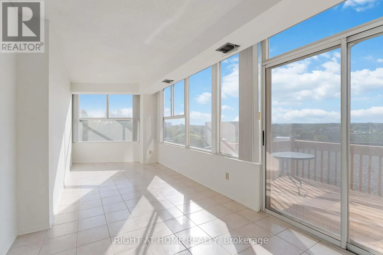 204 - 7 GALE CRESCENT