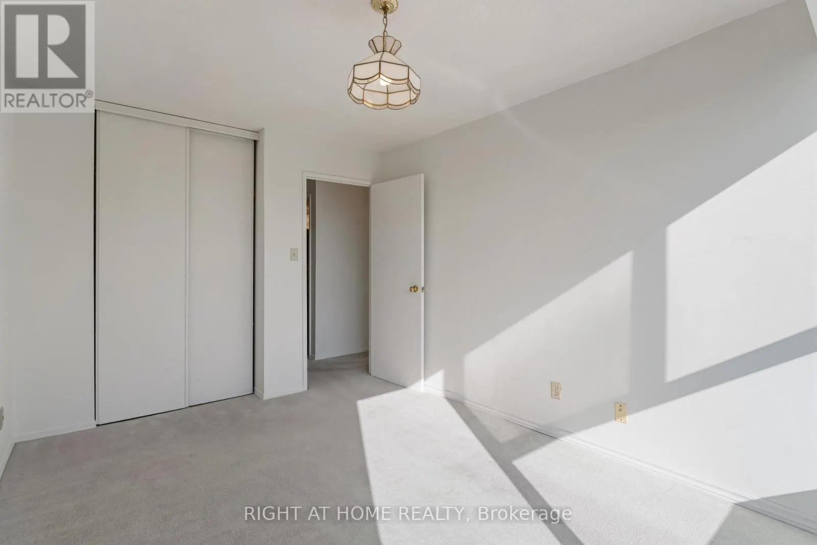 204 - 7 GALE CRESCENT